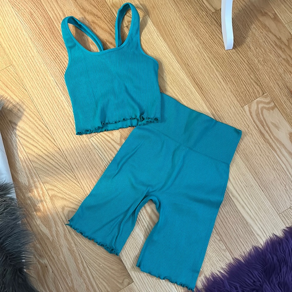 NWOT Yogalicious two piece set crop top has a shelf bra shorts have a 7”inseam